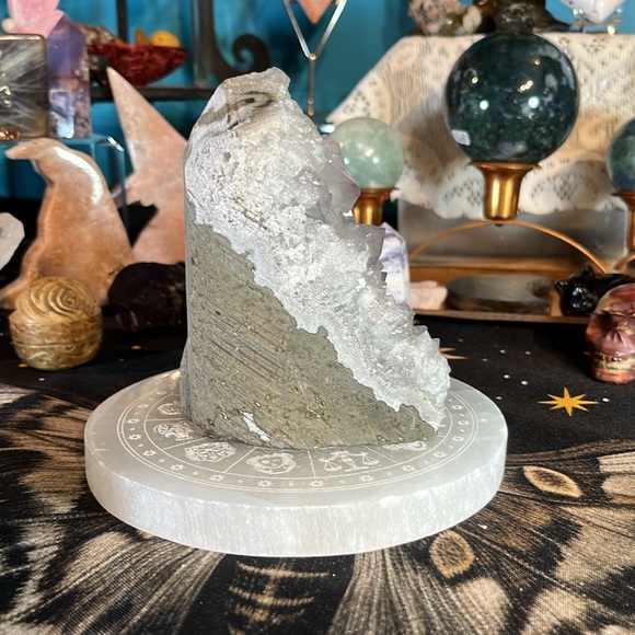 large druzy pale amethyst cut base - Picture 4 of 9